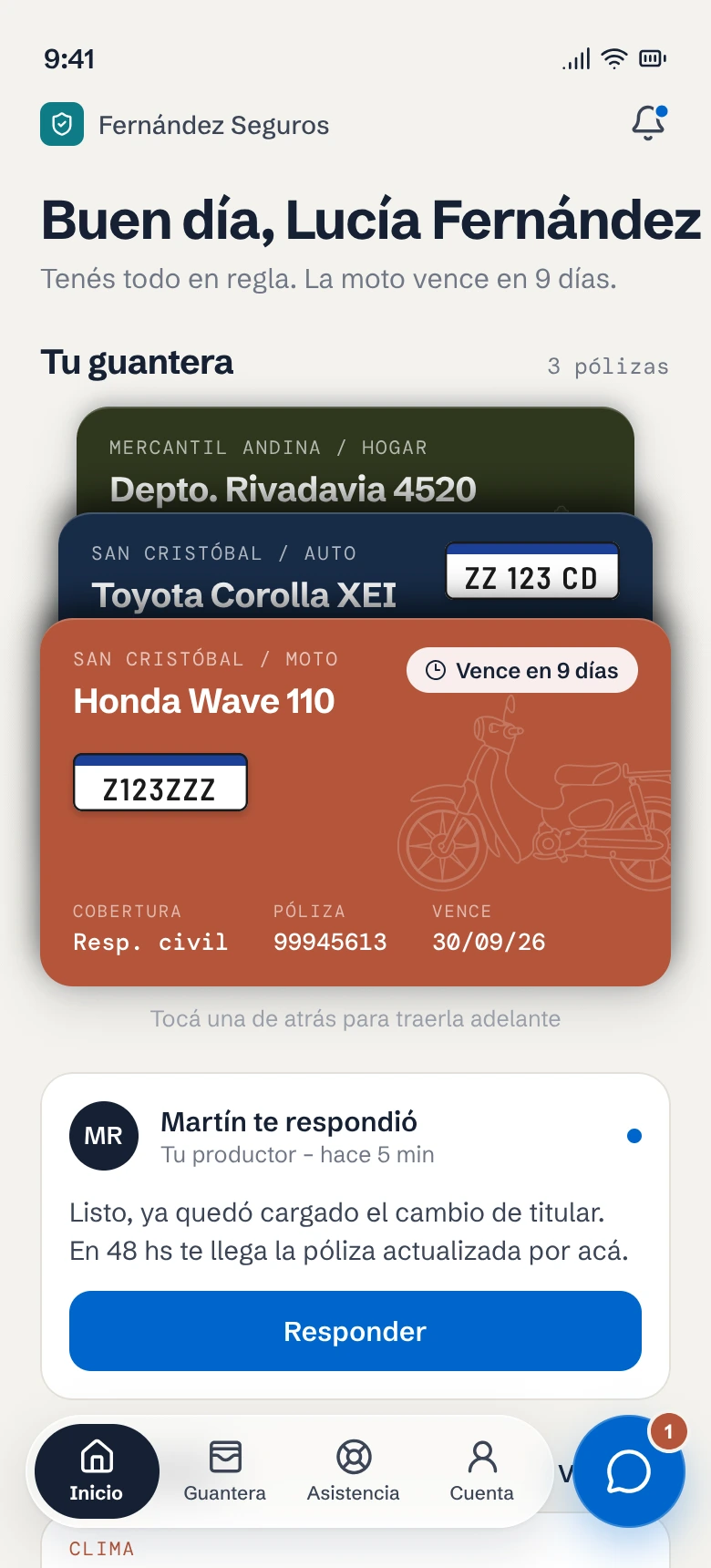 App de asegurados, inicio: «Buen día, Lucía Fernández», la guantera con sus tres pólizas y la última respuesta de su productor.
