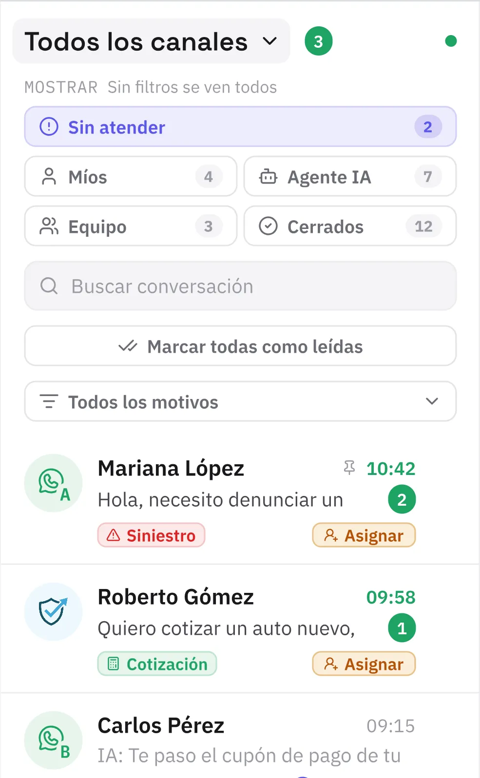 Bandeja de chats del panel: filtros por estado y por quién atiende, y las conversaciones de Mariana López, Roberto Gómez y Carlos Pérez con su motivo.