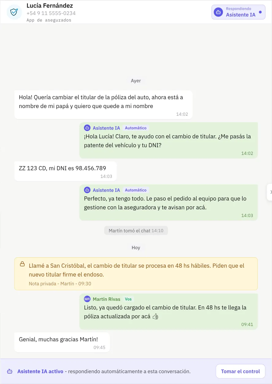 Conversación en el panel de vPAS: el asistente responde a Lucía, Martín deja una nota privada y luego toma el chat.
