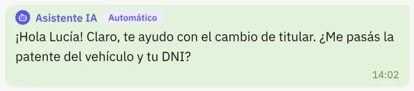 Respuesta firmada por el asistente y marcada como automática: «¡Hola Lucía! Claro, te ayudo con el cambio de titular.»